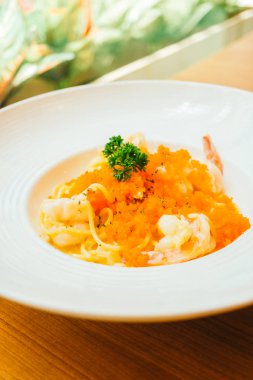 Spagetti carbonara karides ve karides