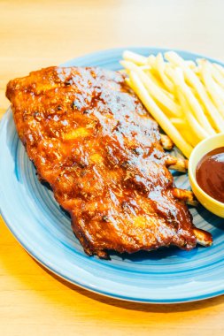 Izgara Barbekü veya Barbekü kaburga patates kızartması ile