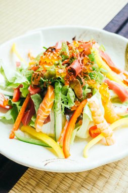 Bitkisel ham ve taze sashimi balık etli