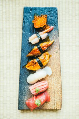 Ham ve taze nigiri suşi roll