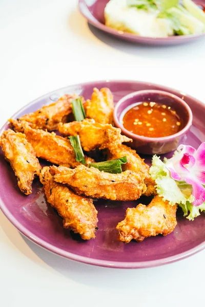 Kızarmış tavuk kanadı.