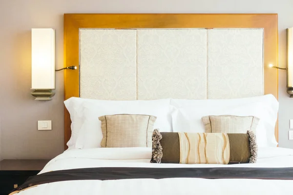 Cuscini su decorazione di letto interno di camera — Foto Stock