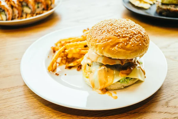 Hamburger und Pommes — Stockfoto