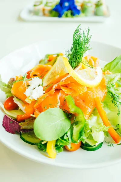 Salat mit geräuchertem Lachs — Stockfoto