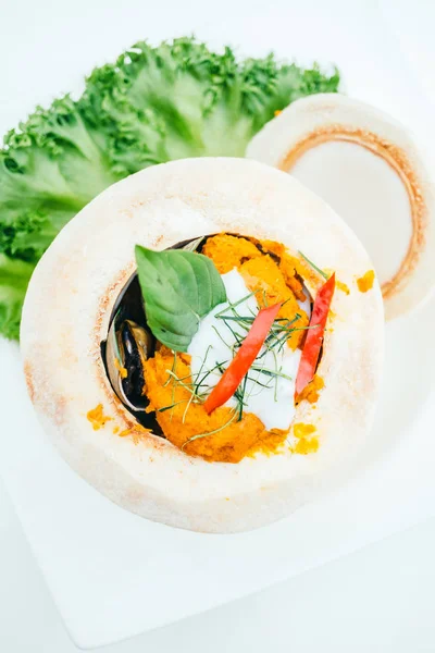 Buharda pişirilmiş köri Balık ve Hindistan cevizi içinde karışık deniz ürünleri