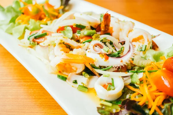 Ensalada mixta de mariscos picantes con estilo tailandés — Foto de Stock