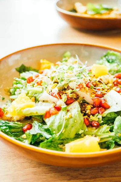 Sebze ve nar ile ızgara tavuk