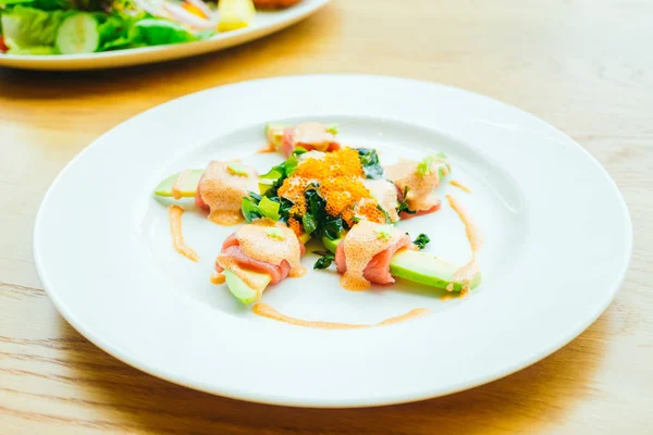 Rotolo di tonno con insalata di avocado — Foto Stock