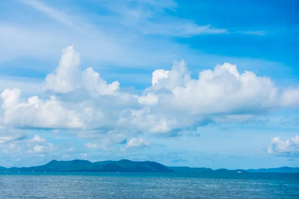 Hermosa playa con mar y océano en el cielo azul —  Fotos de Stock