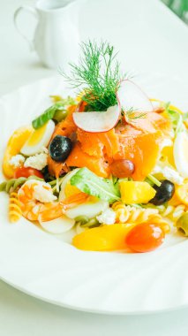 karışık deniz ürünleri salatası