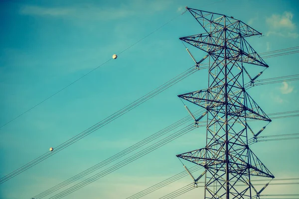 Eletricidade e alta tensão — Fotografia de Stock