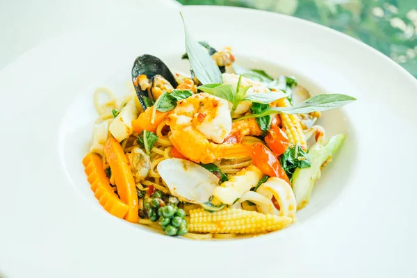 Pittige zeevruchten spaghetti of pasta in een witte plaat — Stockfoto