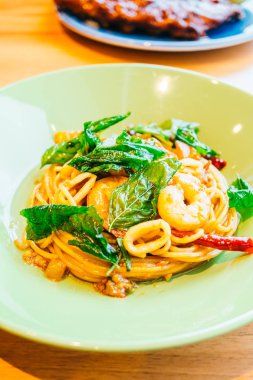 Spagetti veya makarna Baharatlı deniz ürünleri