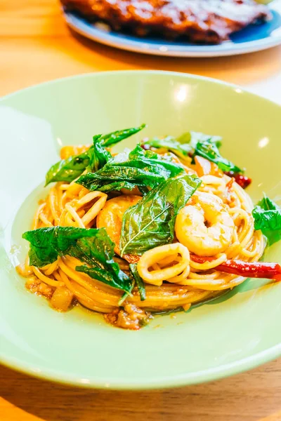 Spagetti veya makarna Baharatlı deniz ürünleri