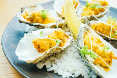 Soslu kızarmış istiridye kabuğu