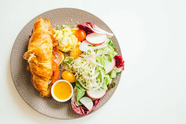Frukost maträtt med äggröra och grönsaker — Stockfoto