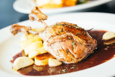 Biftek beyaz tabakta ördek meme