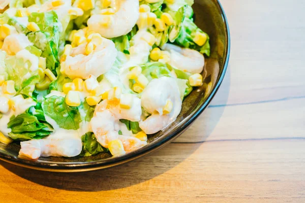 Camarones frescos con ensalada de verduras —  Fotos de Stock