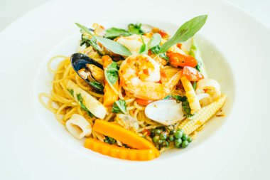 Baharatlı deniz mahsulleri spagetti veya beyaz tabak makarna