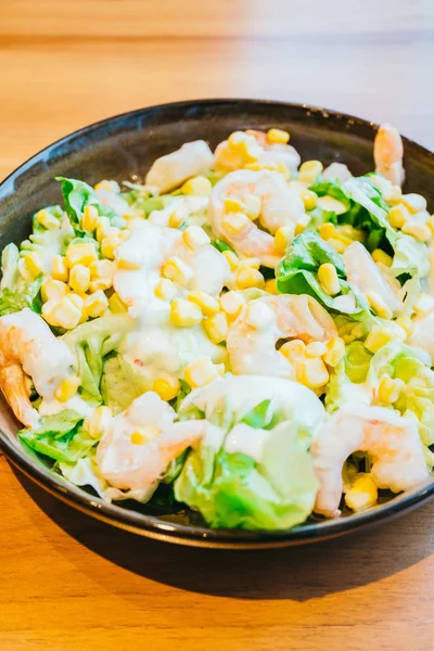 Camarão fresco com salada de legumes — Fotografia de Stock