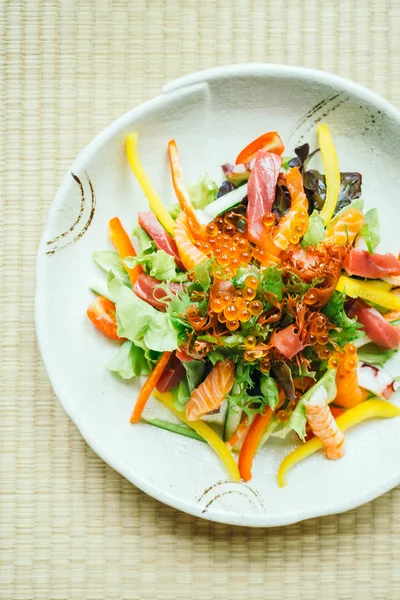 Carne de peixe sashimi crua e fresca com legumes — Fotografia de Stock