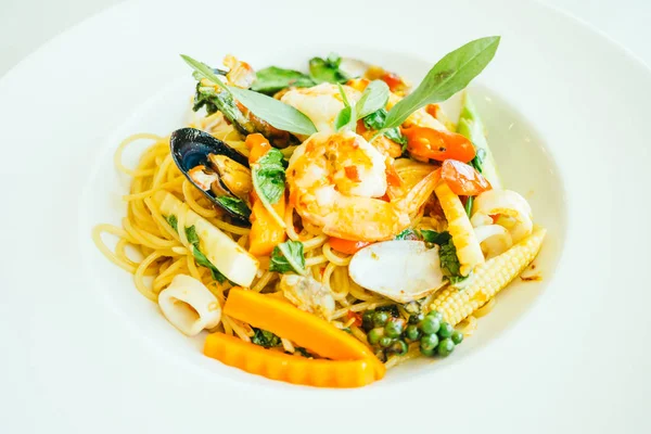 Spaghettis aux fruits de mer épicés ou pâtes dans une assiette blanche — Photo
