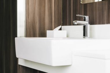 Beyaz modern lavabo ve banyo musluk