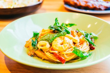 Spagetti veya makarna Baharatlı deniz ürünleri