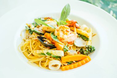 Baharatlı deniz mahsulleri spagetti veya beyaz tabak makarna