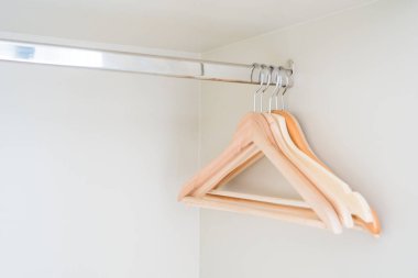 Boş elbise askıları