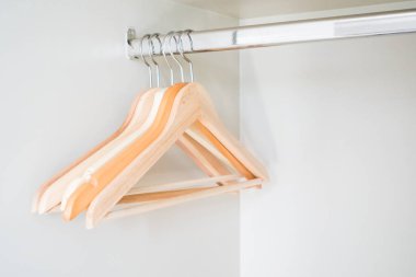 Boş elbise askıları