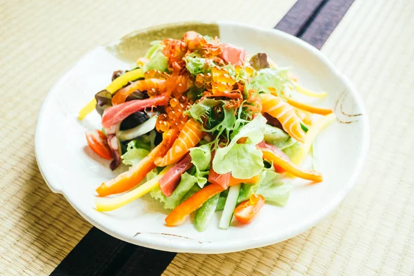 Carne de peixe sashimi crua e fresca com legumes — Fotografia de Stock