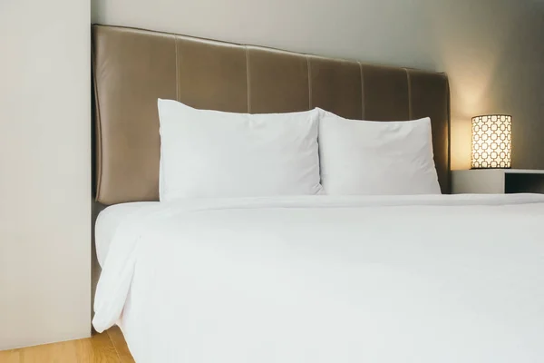 Vit kudde på sängen — Stockfoto