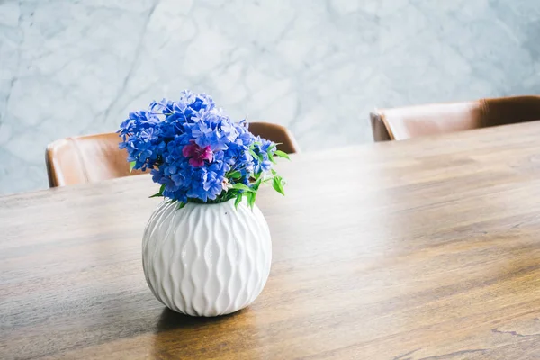 Vaso di fiori sul tavolo — Foto Stock