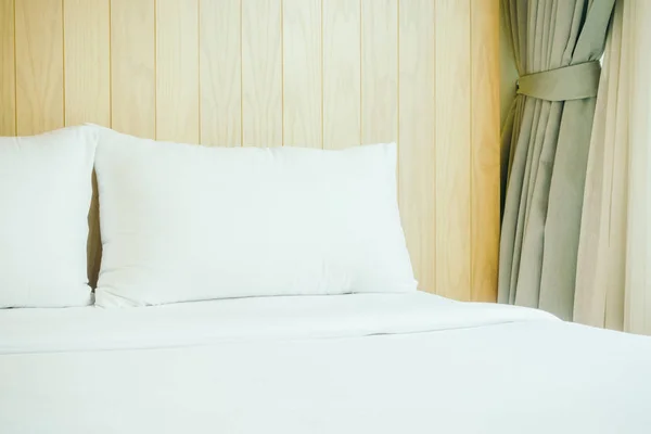 Bílý polštář na posteli — Stock fotografie