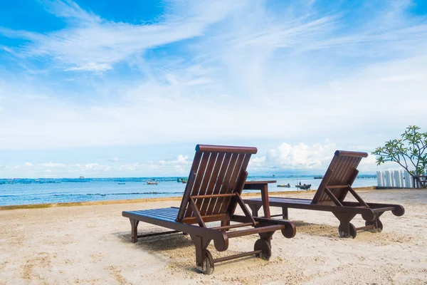 Sahildeki boş sandalye.