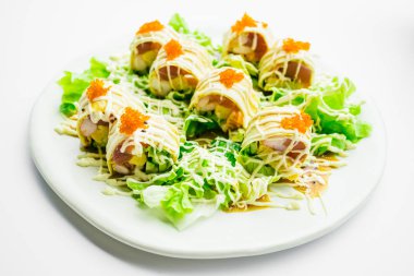 Suşi rulo ton balığı somon ve tatlı yumurta içinde