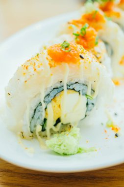 Suşi rulo beyaz tabak içinde