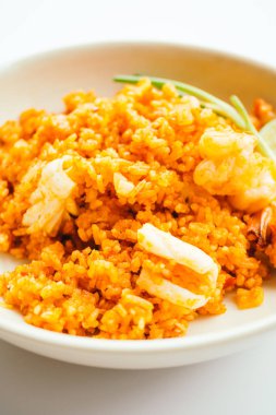 Kızarmış pilav ve deniz ürünleri.