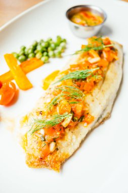 Soslu ızgara levrek Balık eti