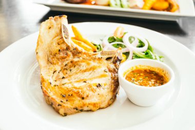 Izgara domuz eti et biftek