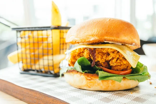 Kızarmış tavuk hamburger 