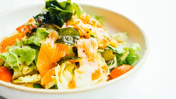 Çiğ taze somon et sashimi sebze salatası ile