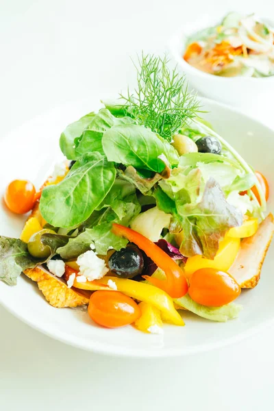 Ördek göğsü sebze salatası ile füme