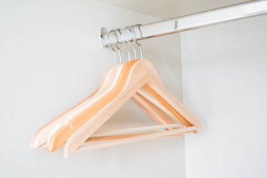 Boş elbise askıları