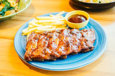 Izgara Barbekü veya Barbekü kaburga patates kızartması ile