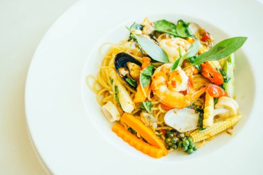 Baharatlı deniz mahsulleri spagetti veya beyaz tabak makarna