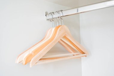 Boş elbise askıları