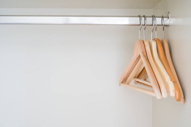 Boş elbise askıları