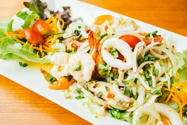 Ensalada mixta de mariscos picantes con estilo tailandés — Foto de Stock